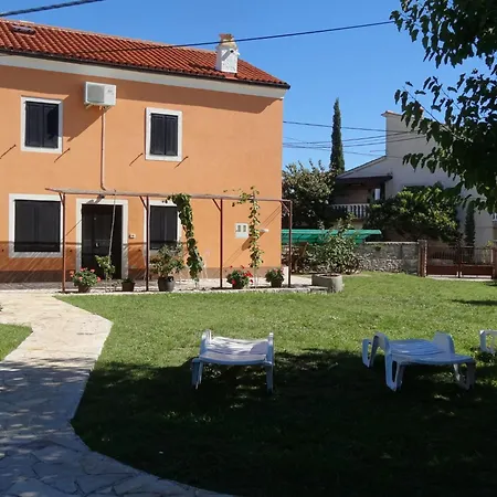 Adorable With Garden And Outdoor Kitchen Hébergement de vacances Rakalj
