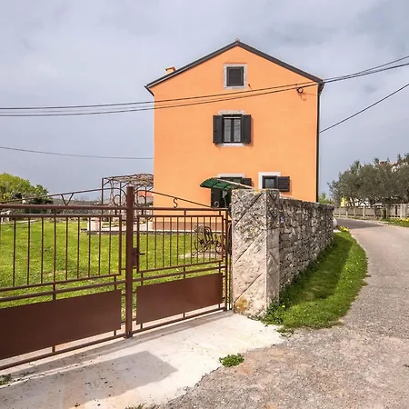 Hébergement de vacances Adorable With Garden And Outdoor Kitchen *