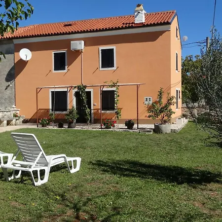 Hébergement de vacances Adorable With Garden And Outdoor Kitchen Rakalj